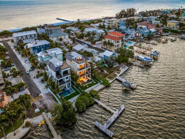 Bay View & Steps to the Beach 6 Bedroom Vacation Home in Bradenton Beach