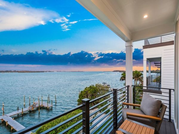 Bay View & Steps to the Beach 6 Bedroom Vacation Home in Bradenton Beach