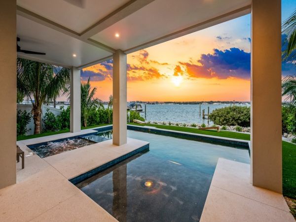 Bay View & Steps to the Beach 6 Bedroom Vacation Home in Bradenton Beach