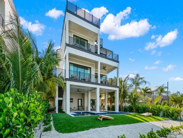 Bay View & Steps to the Beach 6 Bedroom Vacation Home in Bradenton Beach