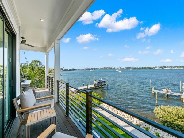 Bay View & Steps to the Beach 6 Bedroom Vacation Home in Bradenton Beach
