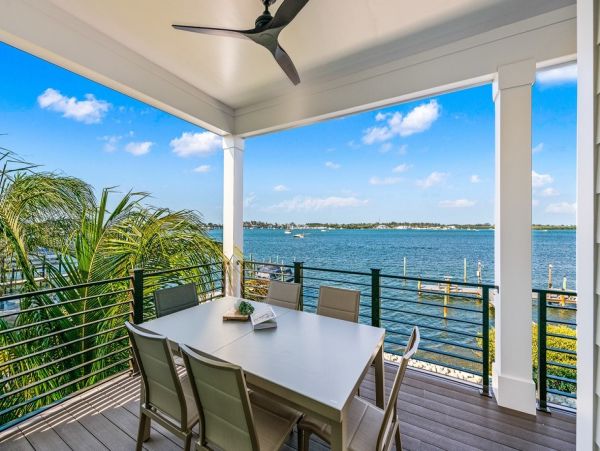 Bay View & Steps to the Beach 6 Bedroom Vacation Home in Bradenton Beach