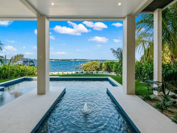 Bay View & Steps to the Beach 6 Bedroom Vacation Home in Bradenton Beach