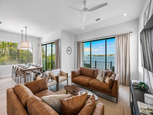 Bay View & Steps to the Beach 6 Bedroom Vacation Home in Bradenton Beach