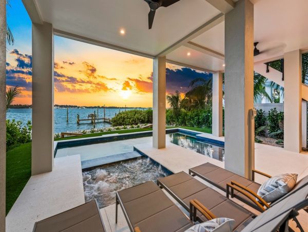 Bay View & Steps to the Beach 6 Bedroom Vacation Home in Bradenton Beach