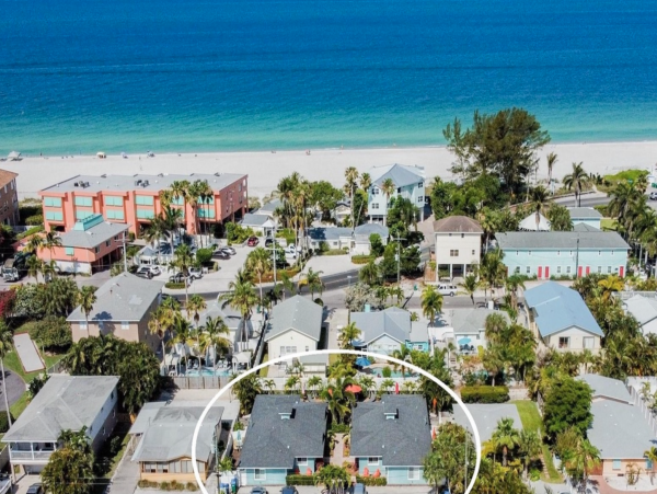 Charming Bradenton Beach two Bedroom Vacation Cottage