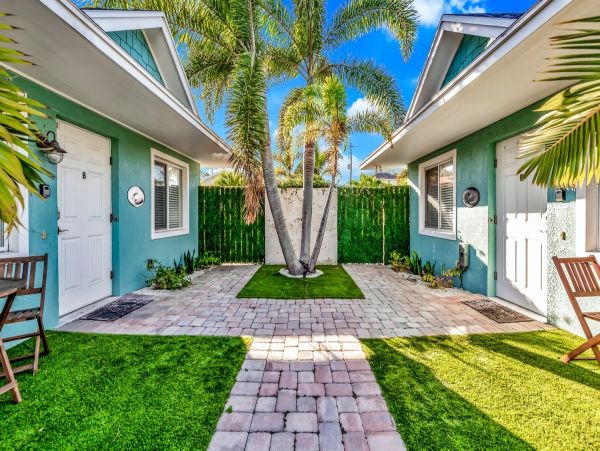 Charming Bradenton Beach two Bedroom Vacation Cottage
