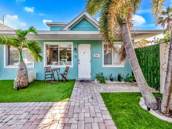 Charming Bradenton Beach two Bedroom Vacation Cottage