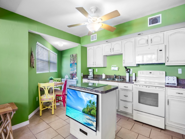 Charming Coastal Cottage Retreat - Steps from the Sand on Anna Maria Island