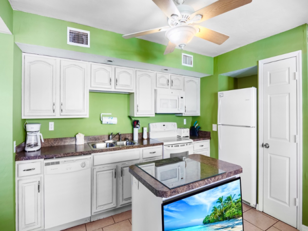 Charming Coastal Cottage Retreat - Steps from the Sand on Anna Maria Island