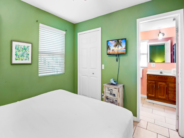 Charming Coastal Cottage Retreat - Steps from the Sand on Anna Maria Island
