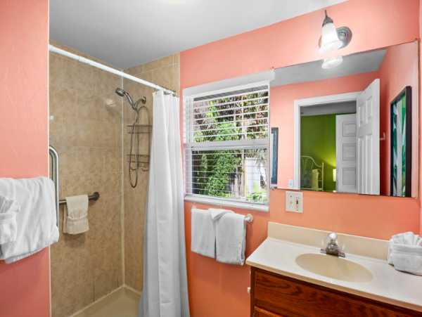 Charming Coastal Cottage Retreat - Steps from the Sand on Anna Maria Island
