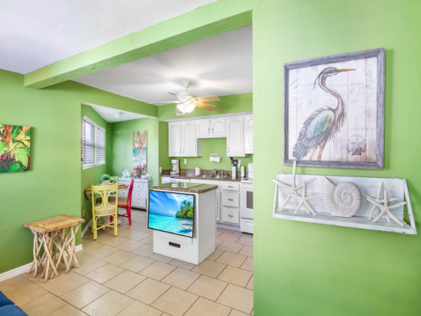 Charming Coastal Cottage Retreat - Steps from the Sand on Anna Maria Island