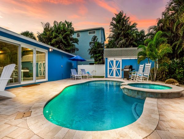 Three Bedroom Vacation Home Walk to Beach