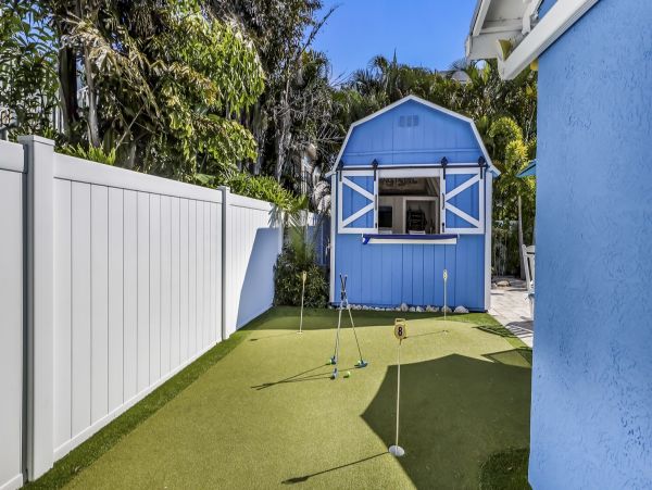 Three Bedroom Vacation Home Walk to Beach