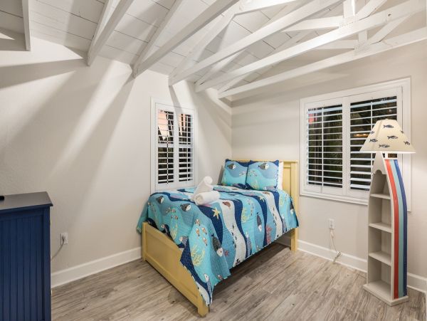 Three Bedroom Vacation Home Walk to Beach