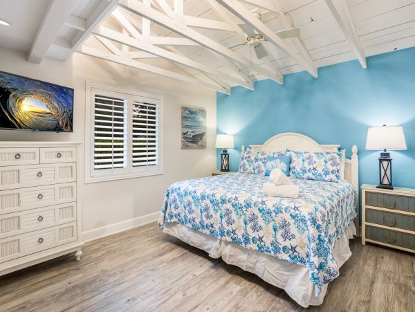 Three Bedroom Vacation Home Walk to Beach