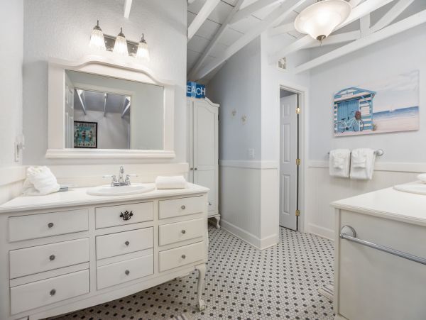 Three Bedroom Vacation Home Walk to Beach