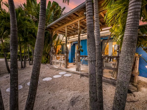 Three Bedroom Vacation Home Walk to Beach