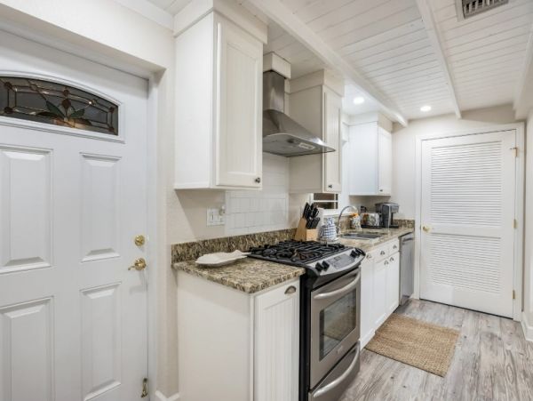 Three Bedroom Vacation Home Walk to Beach