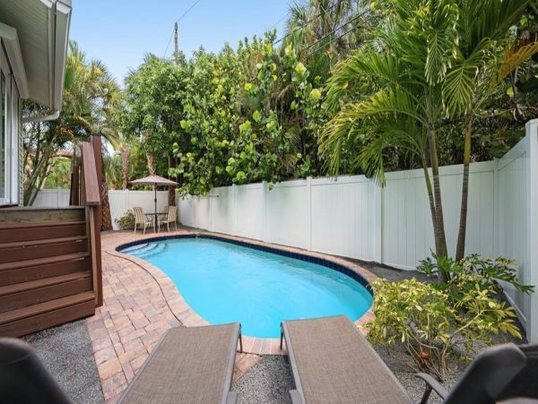 Holmes Beach 3 Bedroom Duplex with Private Pool Sleeps 6
