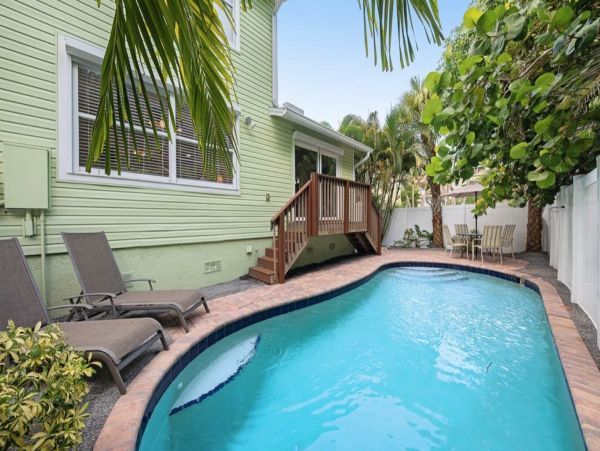 Holmes Beach 3 Bedroom Duplex with Private Pool Sleeps 6
