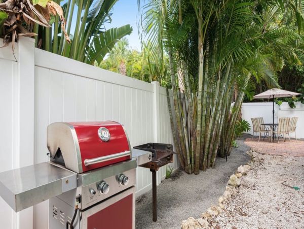 Holmes Beach 3 Bedroom Duplex with Private Pool Sleeps 6