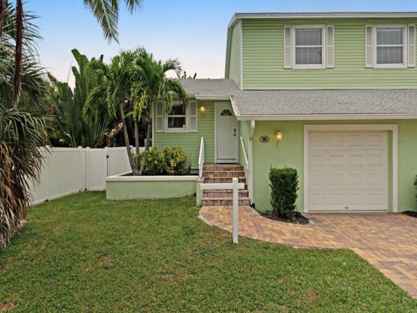 Holmes Beach 3 Bedroom Duplex with Private Pool Sleeps 6