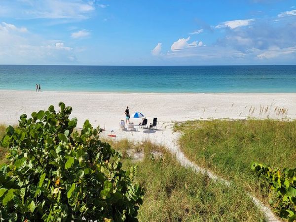 Holmes Beach 3 Bedroom Duplex with Private Pool Sleeps 6
