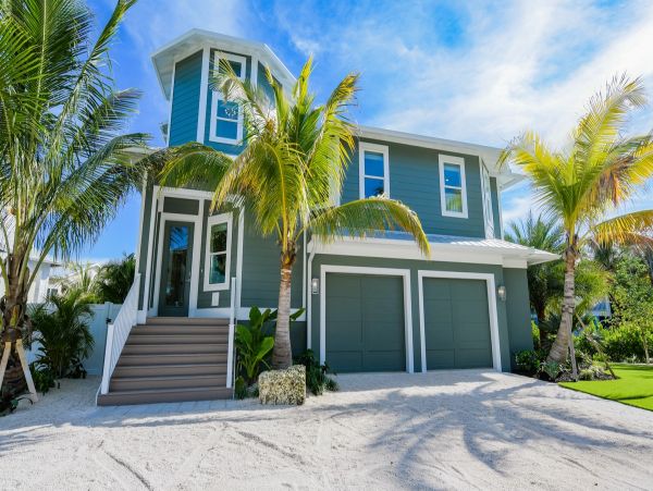 Luxury 4 Bedroom Vacation Home in Holmes Beach with Pool