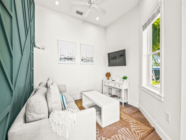 Luxury 4 Bedroom Vacation Home in Holmes Beach with Pool