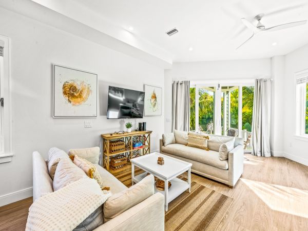 Luxury 4 Bedroom Vacation Home in Holmes Beach with Pool