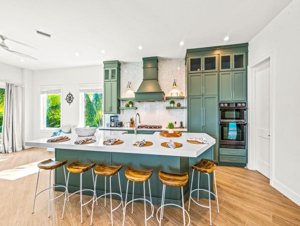 Luxury 4 Bedroom Vacation Home in Holmes Beach with Pool