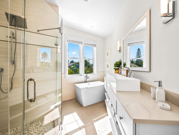 Luxury 4 Bedroom Vacation Home in Holmes Beach with Pool