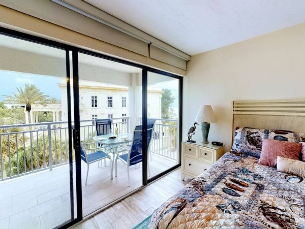 Siesta Key 2 Bedroom Condo with Partial Ocean View Sleeps 7