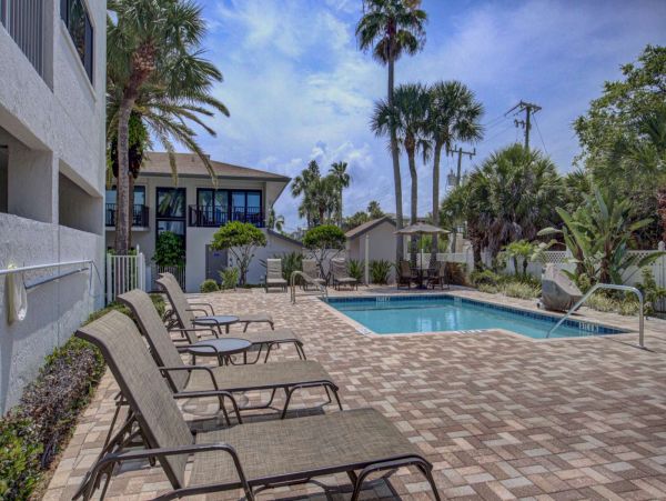Siesta Key 2 Bedroom Condo with Partial Ocean View Sleeps 7