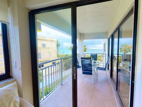 Siesta Key 2 Bedroom Condo with Partial Ocean View Sleeps 7