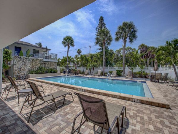 Siesta Key 2 Bedroom Condo with Partial Ocean View Sleeps 7