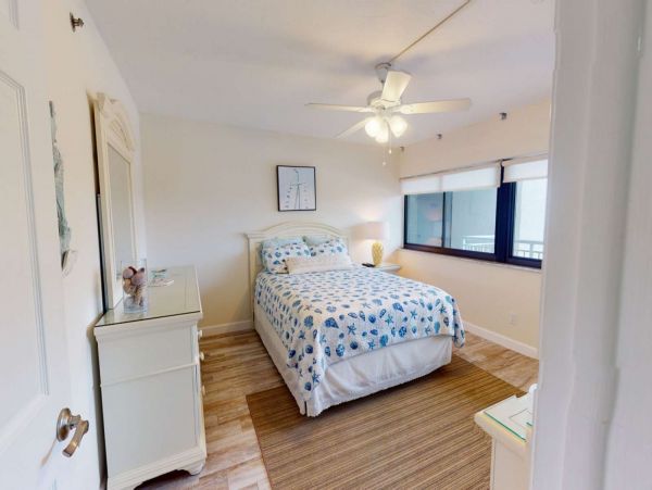 Siesta Key 2 Bedroom Condo with Partial Ocean View Sleeps 7