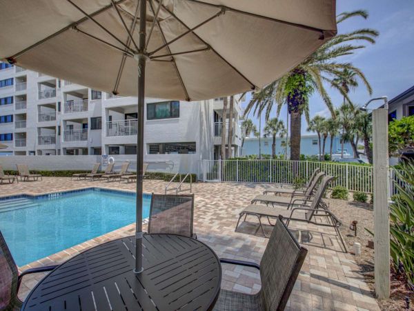 Siesta Key 2 Bedroom Condo with Partial Ocean View Sleeps 7