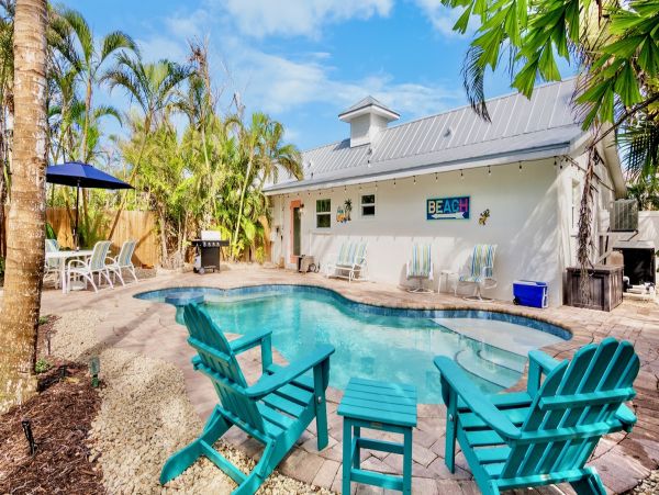 Charming Retreat with Heated Pool & Swim-Up Bar in Holmes Beach