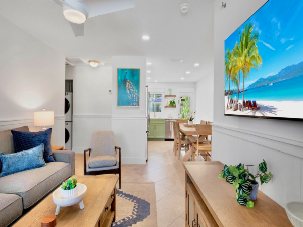 Charming Retreat with Heated Pool & Swim-Up Bar in Holmes Beach