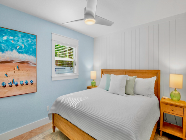 Charming Retreat with Heated Pool & Swim-Up Bar in Holmes Beach