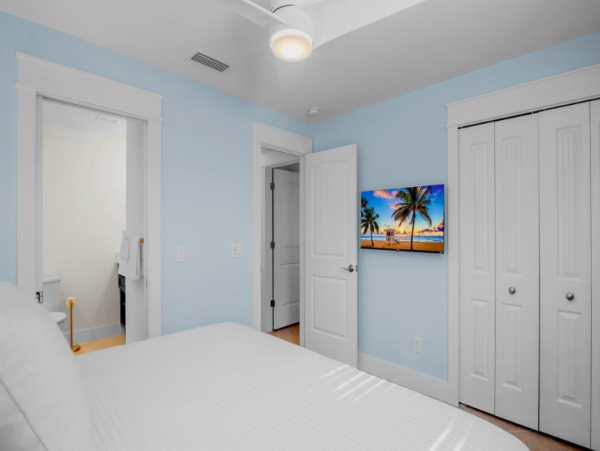 Charming Retreat with Heated Pool & Swim-Up Bar in Holmes Beach