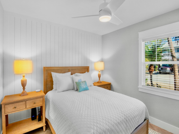 Charming Retreat with Heated Pool & Swim-Up Bar in Holmes Beach