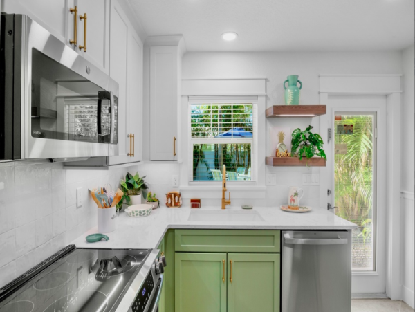 Charming Retreat with Heated Pool & Swim-Up Bar in Holmes Beach