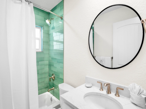 Charming Retreat with Heated Pool & Swim-Up Bar in Holmes Beach
