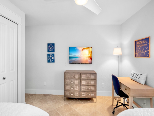 Charming Retreat with Heated Pool & Swim-Up Bar in Holmes Beach