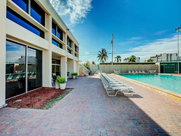 Siesta Key 2 Bedroom Condo with Balcony & Walk to Beach