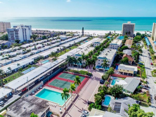Siesta Key 2 Bedroom Condo with Balcony & Walk to Beach